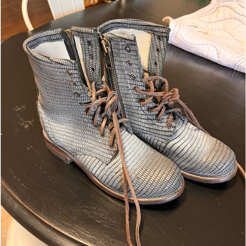 FREEBIRD- Manchester size 8
